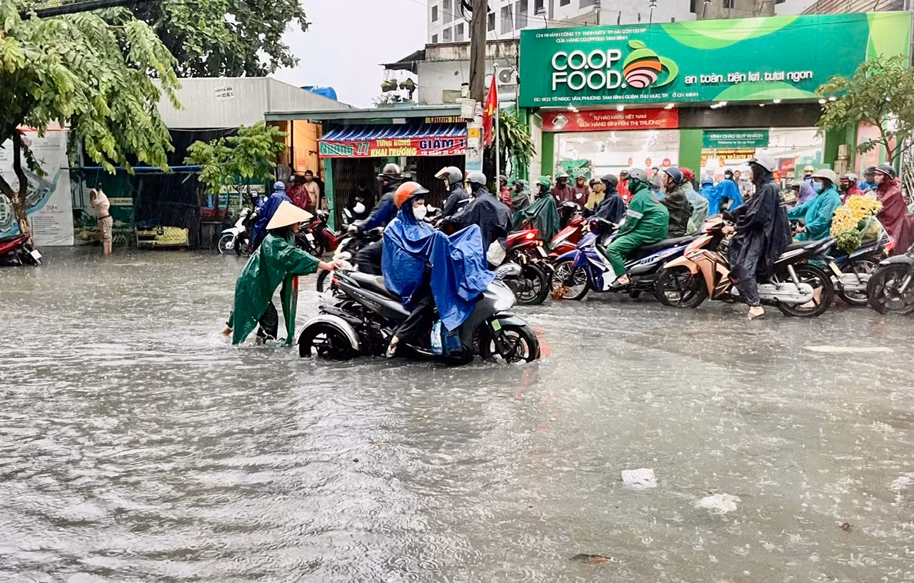 Cuộc sống đảo lộn sau cơn mưa lớn sáng 10/5 tại TP Hồ Chí Minh -3