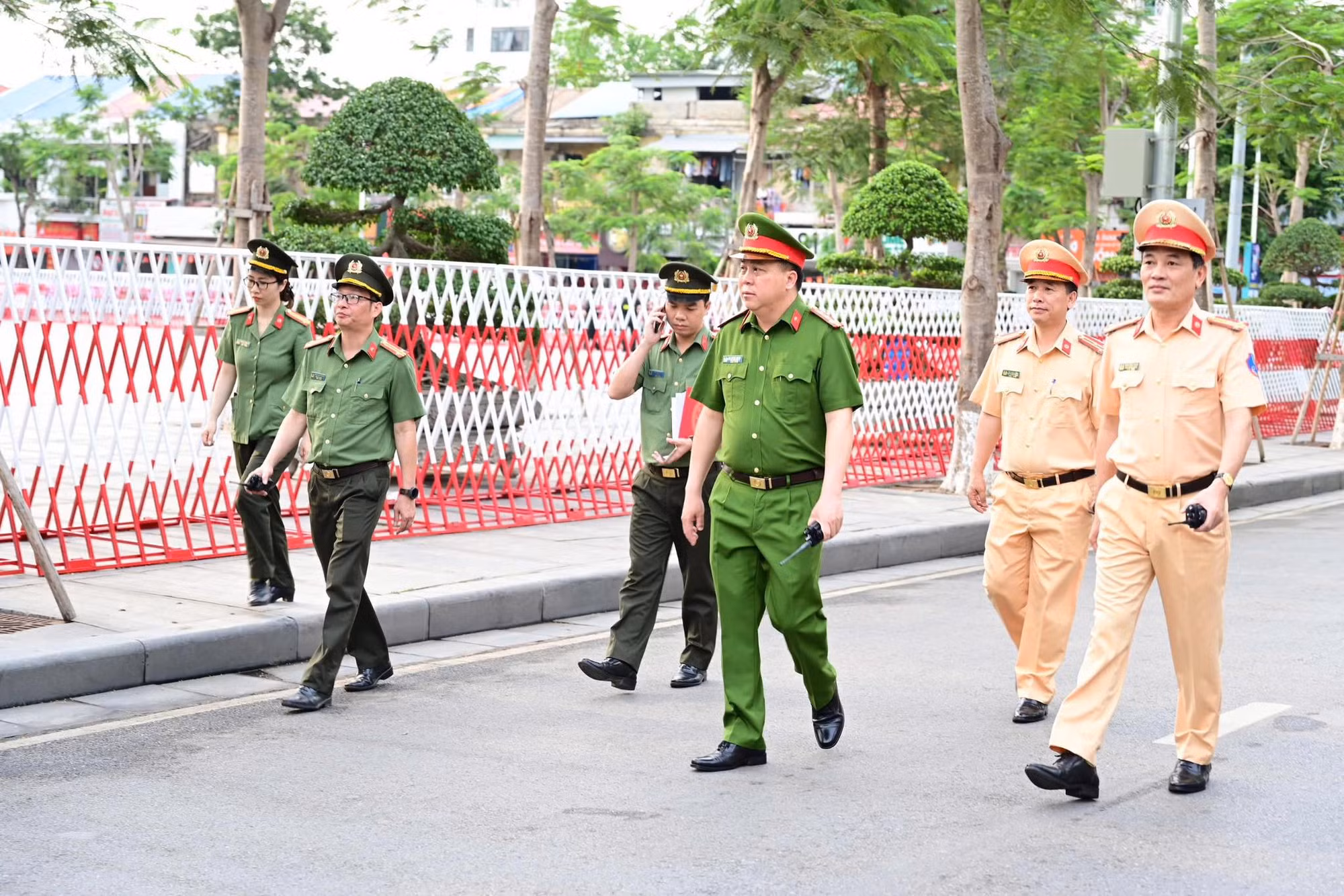 Hàng vạn người đội mưa xem duyệt đội ngũ, diễu hành chào mừng Ngày giải phóng Hải Phòng -0