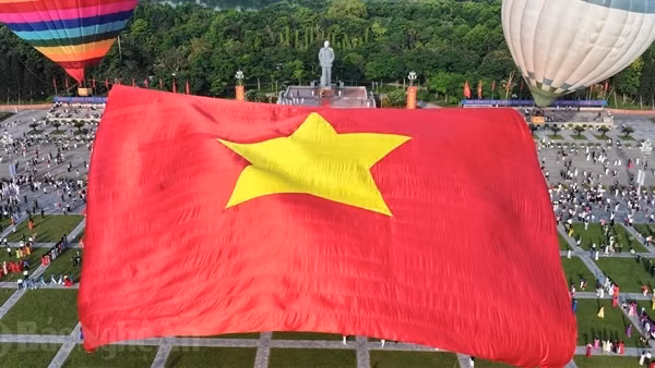 Xúc động Lễ chào cờ và bay Quốc kỳ trên quê hương Chủ tịch Hồ Chí Minh