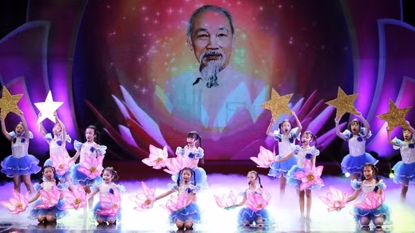 “Quà tháng 5 dâng Người” – Chương trình nghệ thuật đặc biệt kỷ niệm 135 Ngày sinh nhật Bác