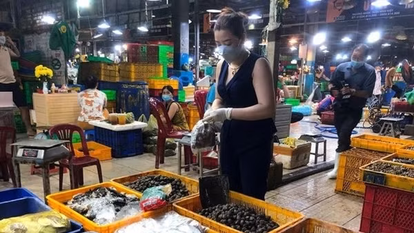 Phát triển chợ truyền thống hướng đến mục tiêu thích ứng với dịch COVID-19 và chuyển đổi số