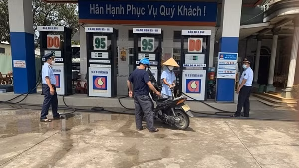 Xăng tăng gần 1.000 đồng/lít ảnh 2
