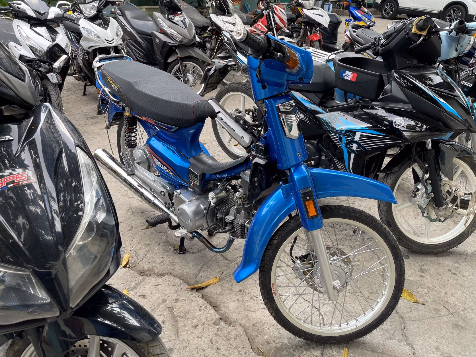 Hơn 100 