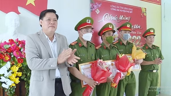 Khen thưởng đột xuất nhiều cá nhân, tập thể trong điều tra vụ án giết người