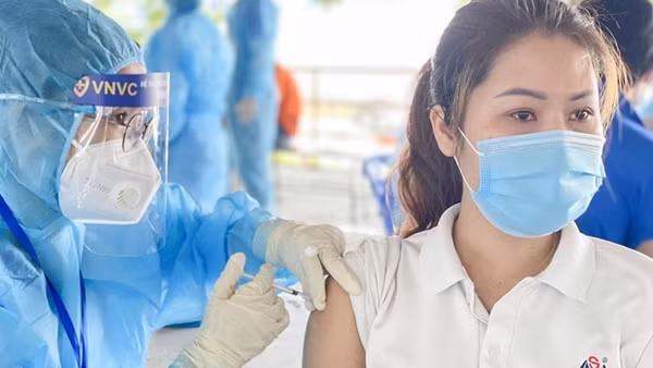 Gia tăng bệnh nhân COVID-19 ở nhóm chưa tiêm vaccine ảnh 2