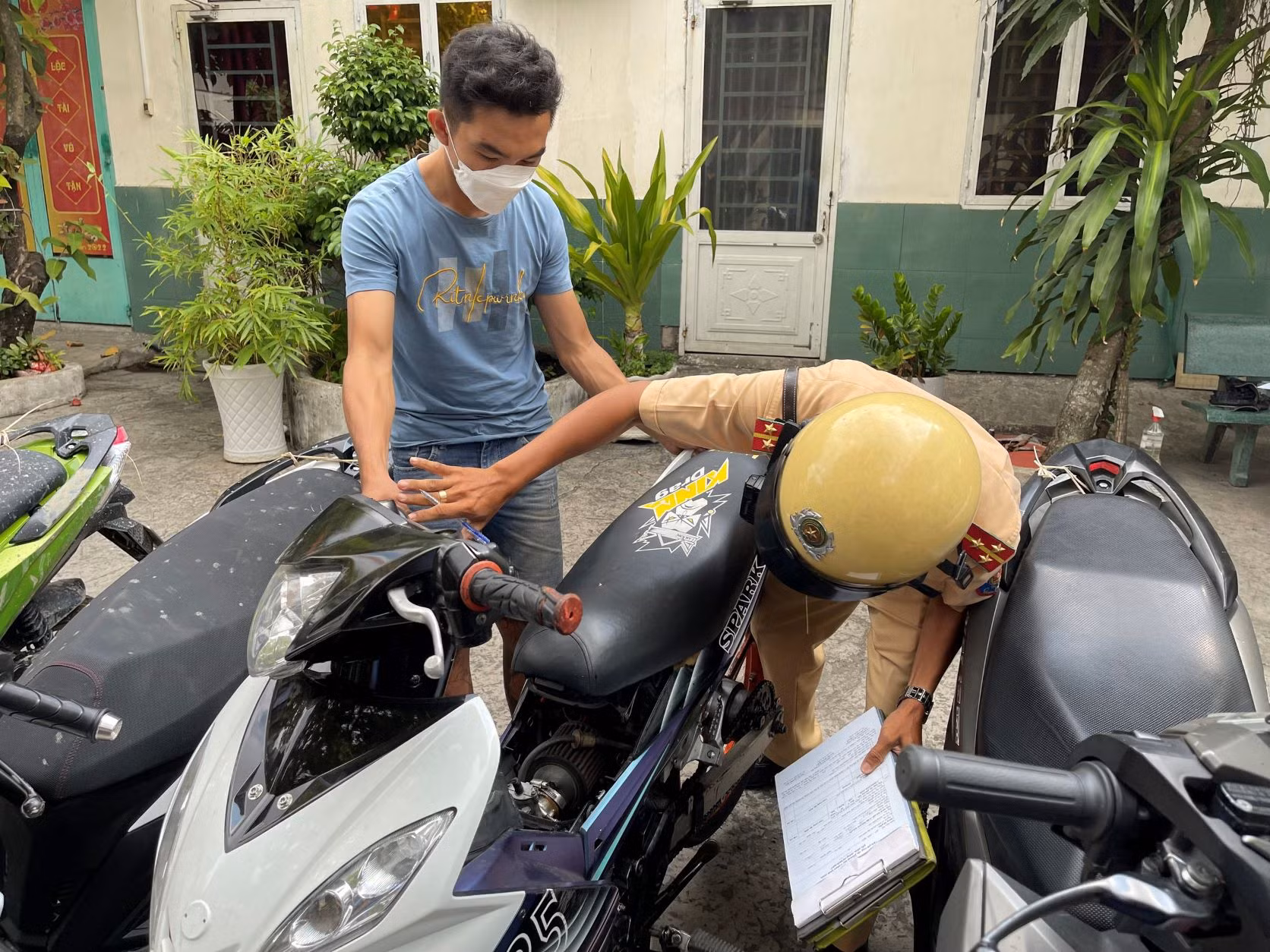 Hơn 100 
