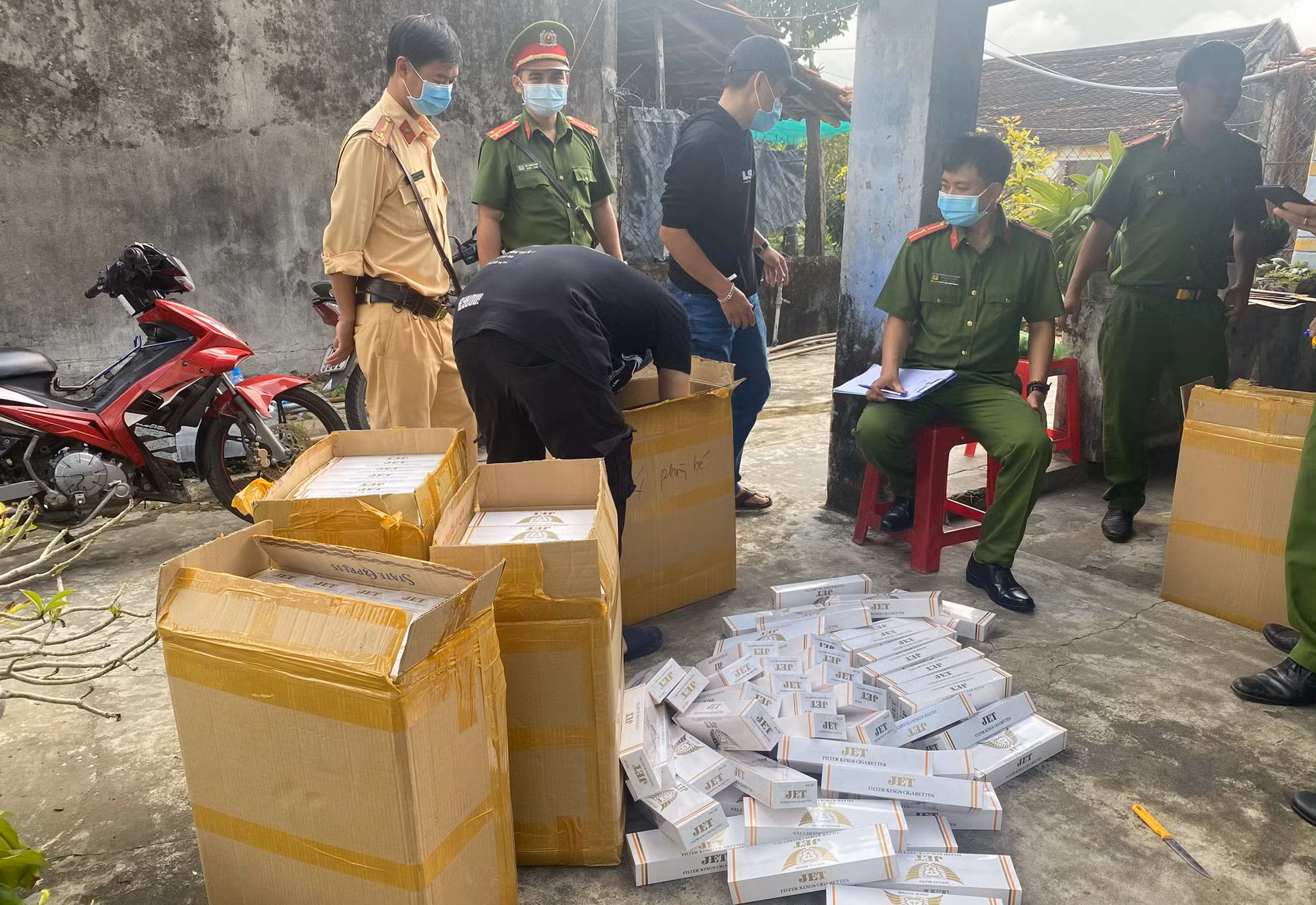  Truy bắt đầu mối tàng trữ, mua bán 21.750 gói thuốc lá ngoại nhập lậu -1