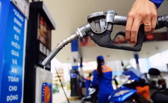 Thuế, phí chiếm gần 11.000 đồng/lít xăng -0