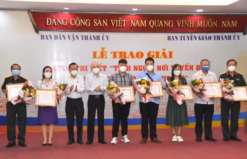 Trao giải cuộc thi “Tình người nơi tuyến đầu phòng, chống dịch COVID-19” -0