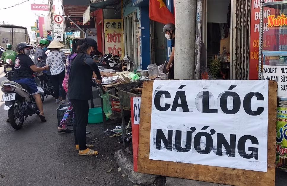 “Ngợp” khói, ngợp mùi cá lóc nướng ngày vía Thần Tài -1