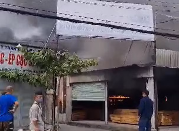 Cả trăm cán bộ chiến sĩ chữa cháy xưởng gỗ nằm trong khu dân cư -0
