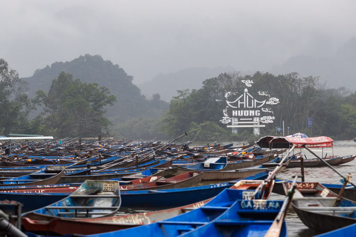 Hàng nghìn du khách đổ về Chùa Hương trước ngày mở cửa -1