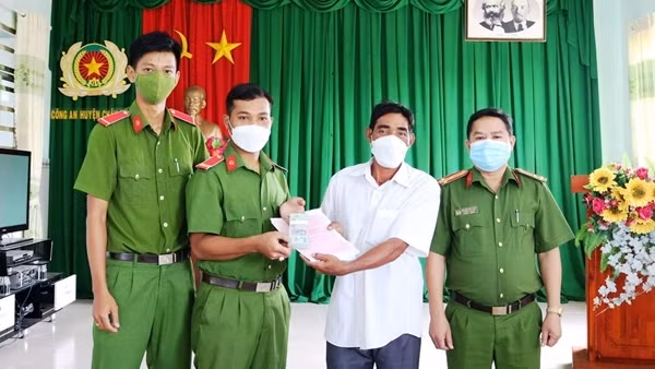 Trao trả 250 triệu đồng chuyển nhầm vào tài khoản ngân hàng ảnh 2