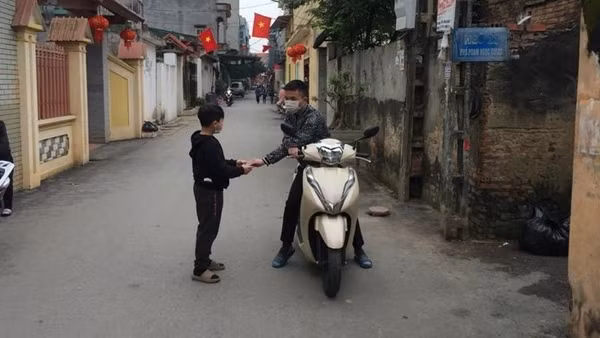 Tên cướp giật điện thoại bị bắt vì nạn nhân kịp kéo đuôi xe ảnh 3