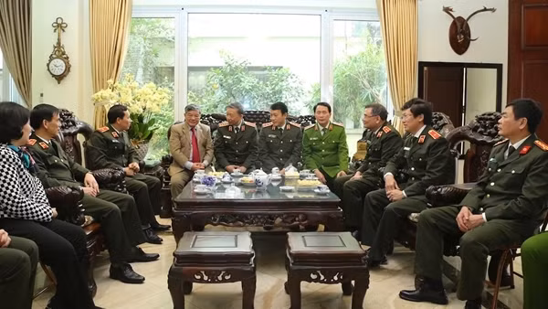 Đảng ủy Công an Trung ương - Bộ Công an dâng hương tưởng niệm các Anh hùng - Liệt sĩ ảnh 5