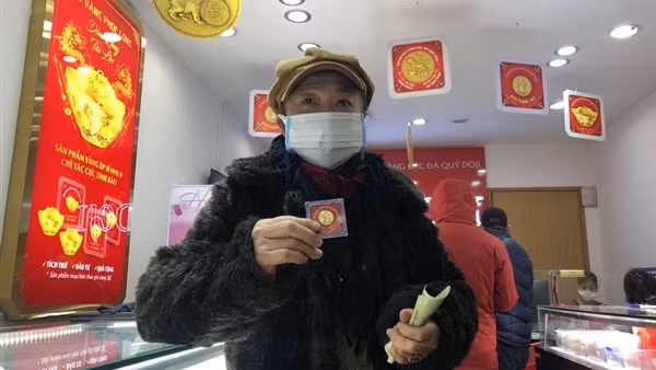 Mua vàng lấy Vía Thần tài: Nơi chen lấn, chỗ “chợ chiều” ảnh 3