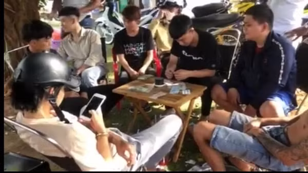 Con bạc kề dao vào cổ chủ hiệu tạp hóa để cướp ảnh 3