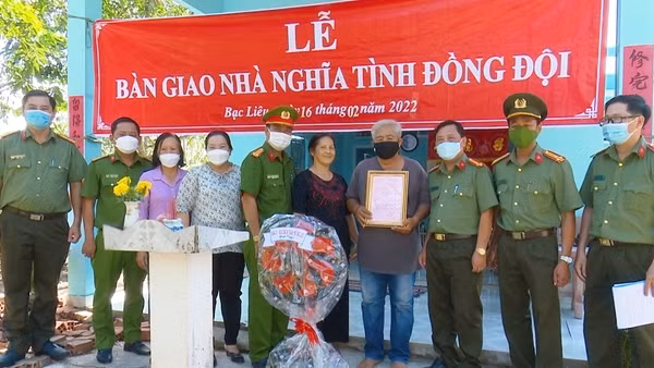 Công an tỉnh Bạc Liêu trao tặng 8 nhà nghĩa tình đồng đội