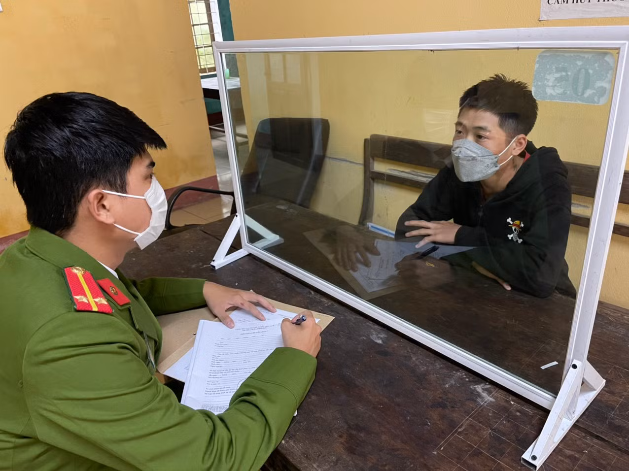 Hai thanh niên dùng dao cướp tài sản người phụ nữ đi xe máy -0