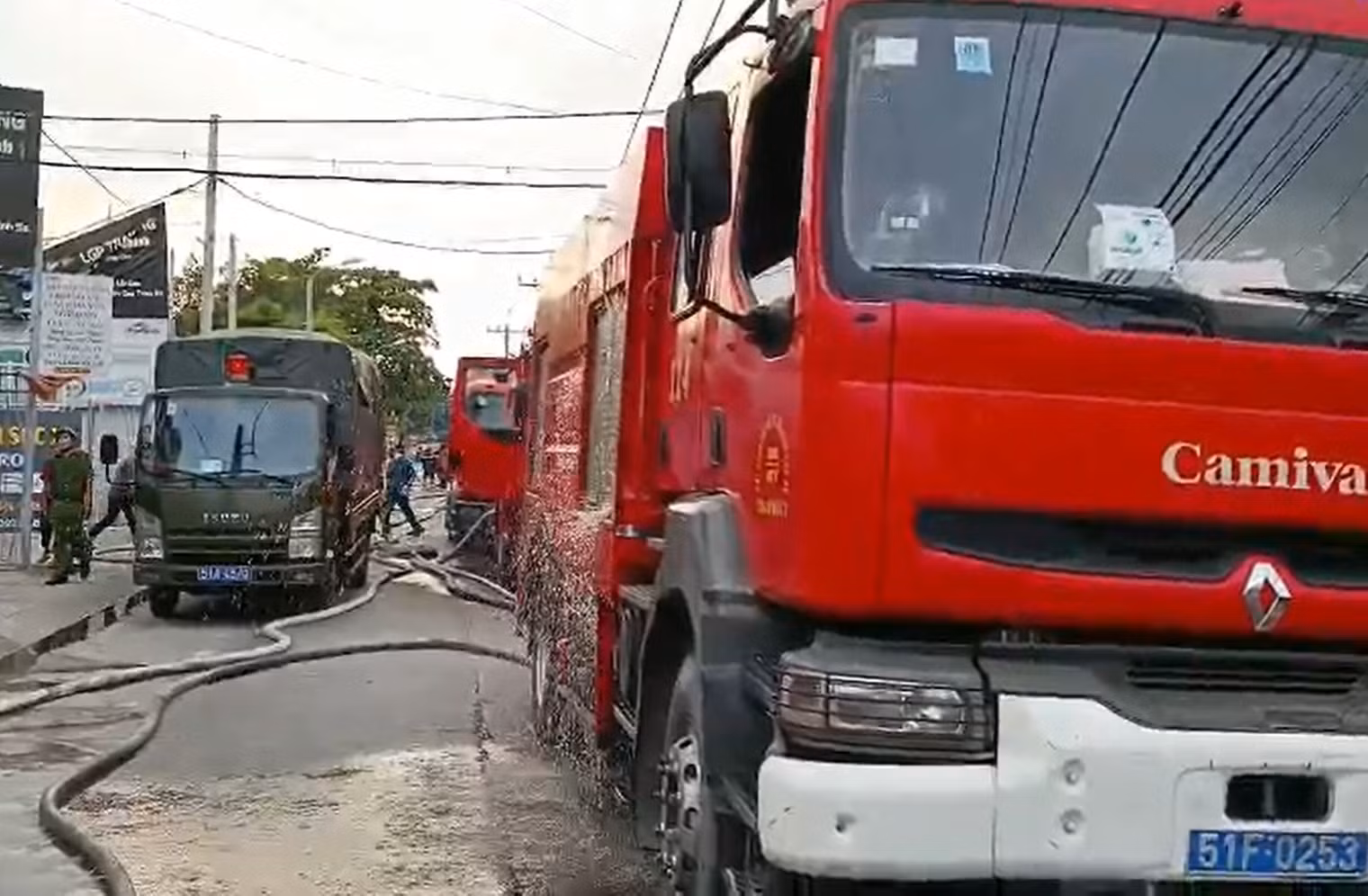 Cả trăm cán bộ chiến sĩ chữa cháy xưởng gỗ nằm trong khu dân cư -0