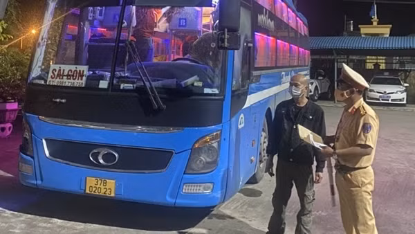 Cô gái trẻ tử vong sau cú va chạm với xe tải ảnh 3