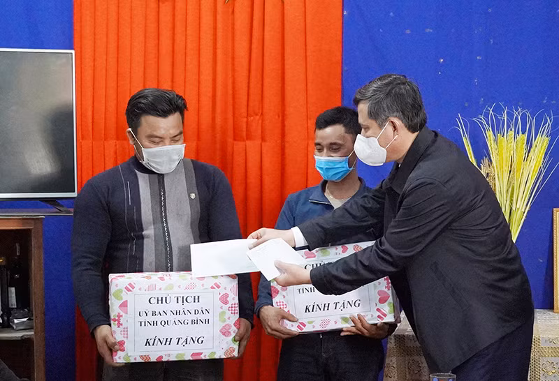 Thăm hỏi động viên bà con ngư dân gặp nạn trên biển -0