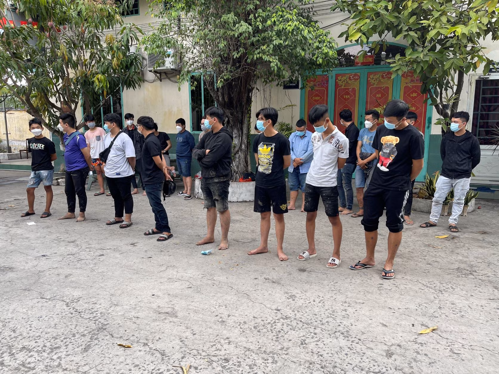 Hơn 100 