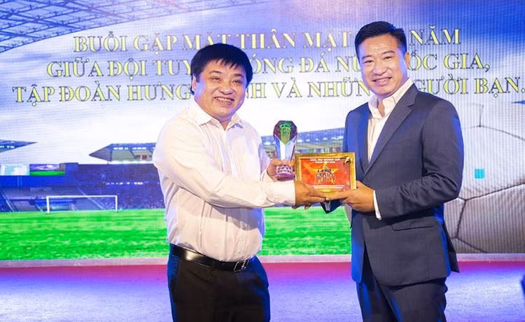 Hưng Thịnh Land trao thưởng 2 tỷ đồng cho Đội tuyển bóng đá nữ quốc gia Việt Nam -2