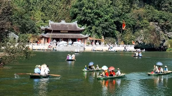 Hàng loạt&nbsp;''cò mồi'' chèo kéo khách tại chùa Hương bị xử lý ảnh 3