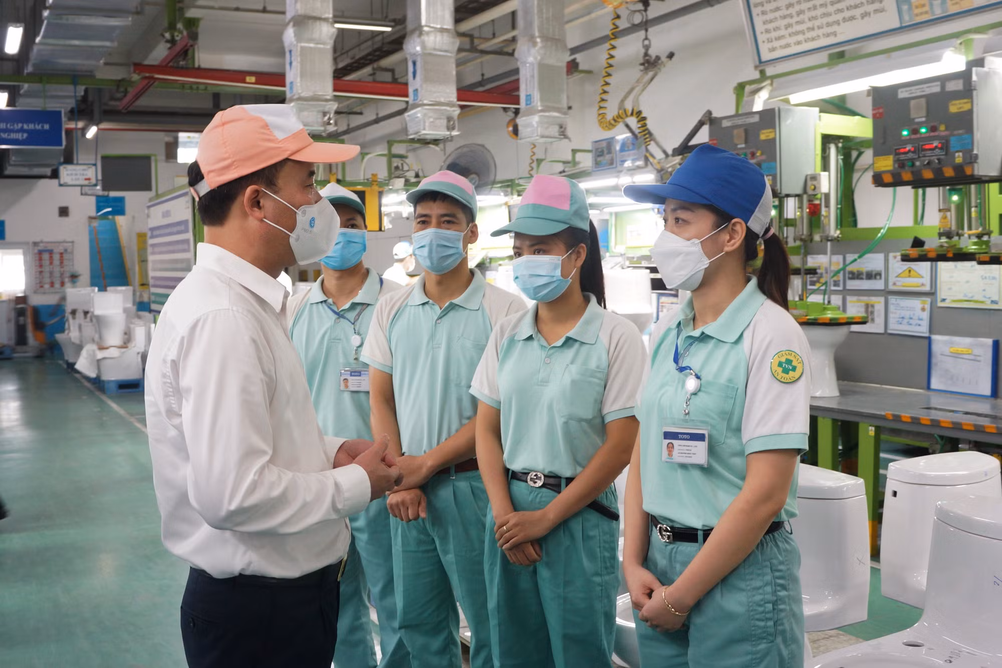 tgd kiem tra viec ho tro nld tai cong ty tnhh toto viet nam.jpg -0