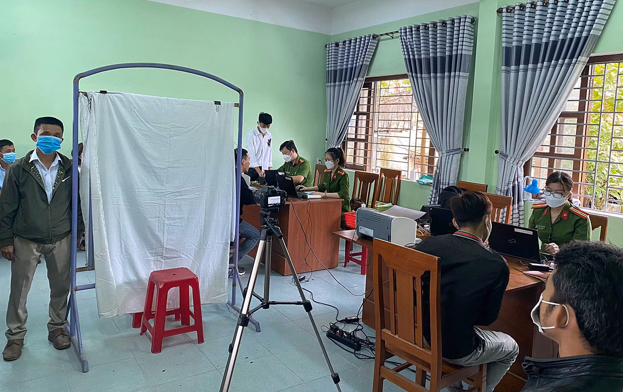 Công an Quảng Nam tăng ca giải quyết thủ tục hành chính cho người dân, doanh nghiệp sau Tết -0