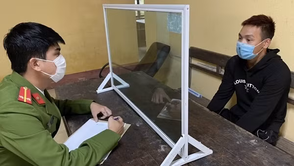 Dùng kích điện chặn đường cướp tài sản ảnh 2