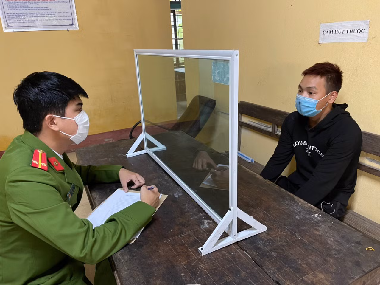 Hai thanh niên dùng dao cướp tài sản người phụ nữ đi xe máy -0