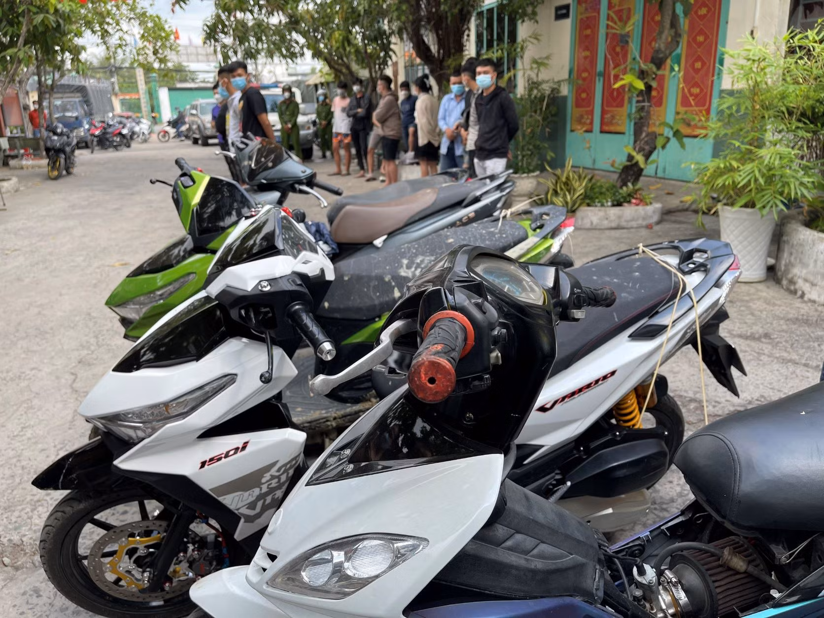 Hơn 100 