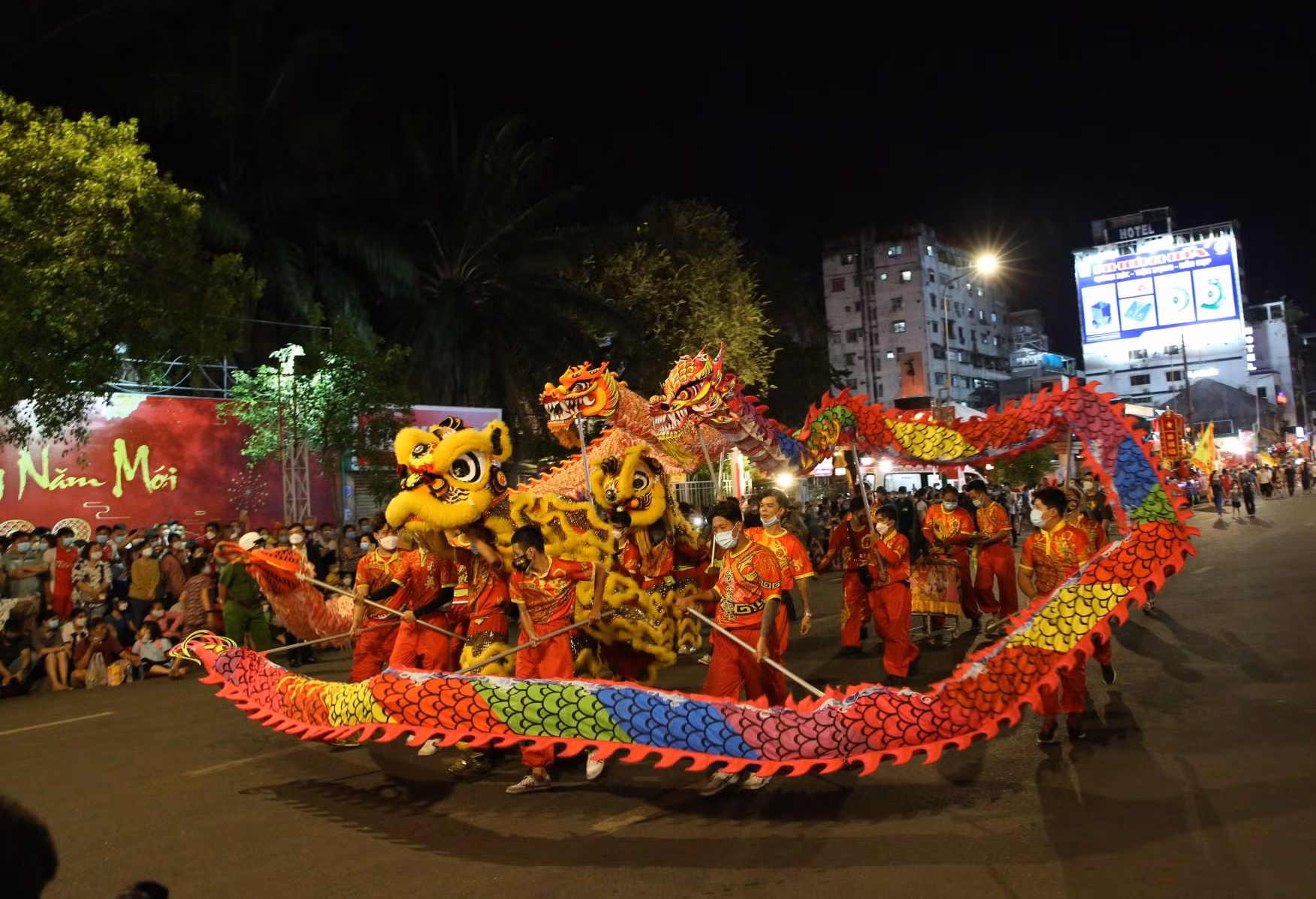 Hàng ngàn người đeo khẩu trang tham dự Tết Nguyên Tiêu -4