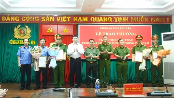 Khen thưởng Công an tỉnh Phú Yên đấu tranh làm rõ hành tung hung thủ giết người