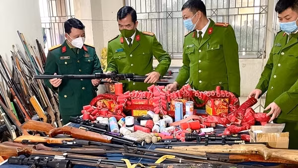 Bắt 3 đối tượng mua bán ma túy, thu 1 khẩu súng tự chế ảnh 2