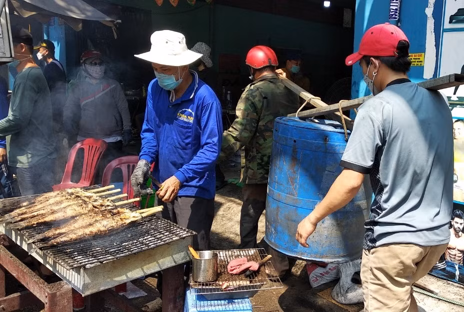 “Ngợp” khói, ngợp mùi cá lóc nướng ngày vía Thần Tài -6