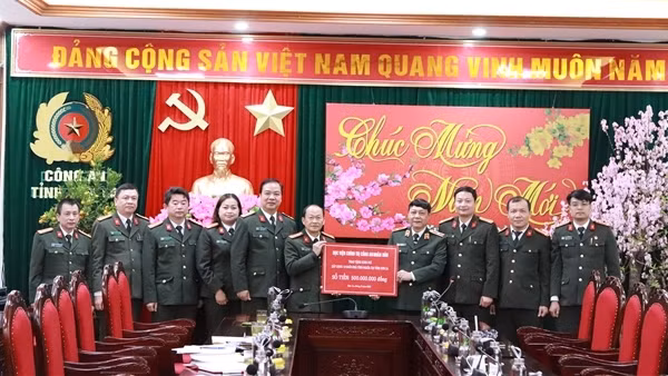 Bàn giao nhà tình nghĩa cho thân nhân liệt sỹ ảnh 2