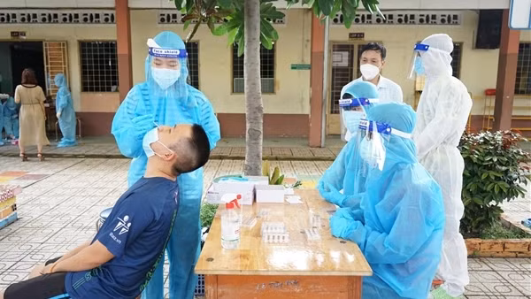 Chỉ còn 4 tỉnh có tỷ lệ tiêm vaccine phòng COVID-19 mũi 2 dưới 90% ảnh 2
