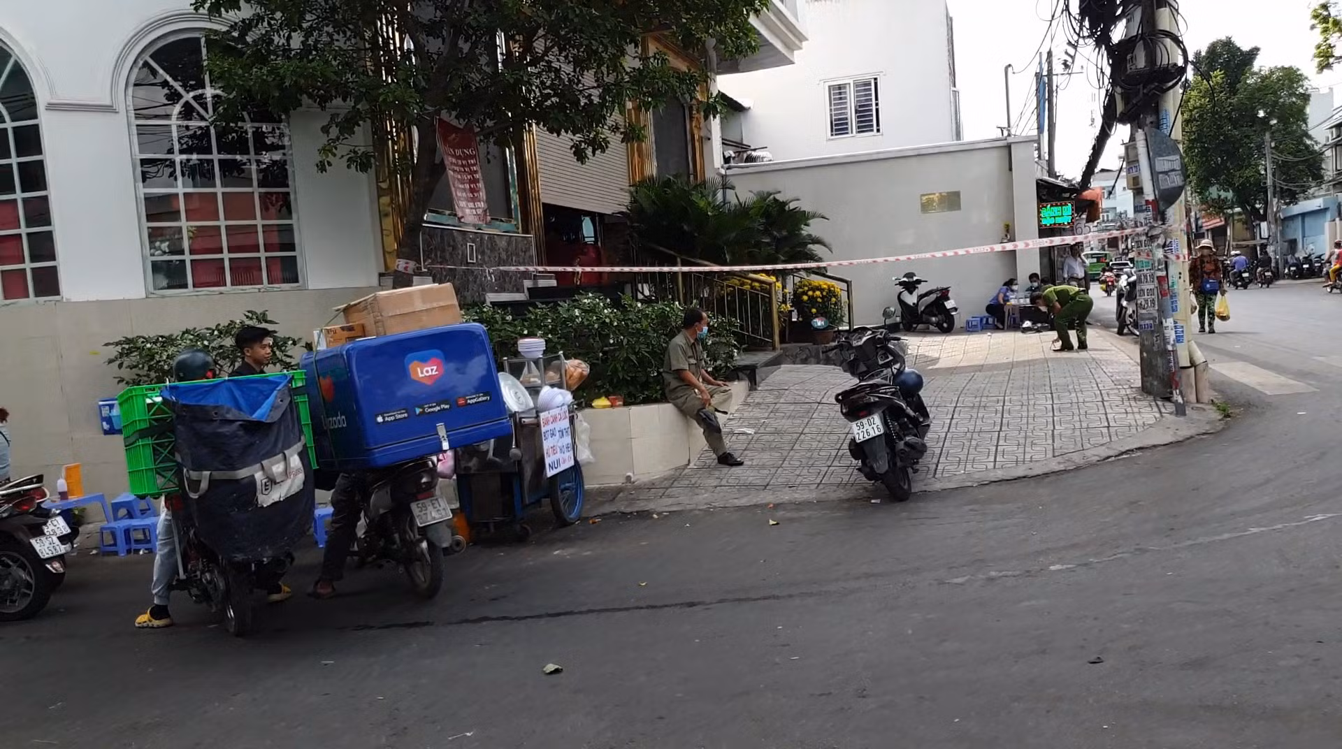 Cầm hung khí xộc vào quán karaoke tìm người, chém tử vong nhân viên quán -0