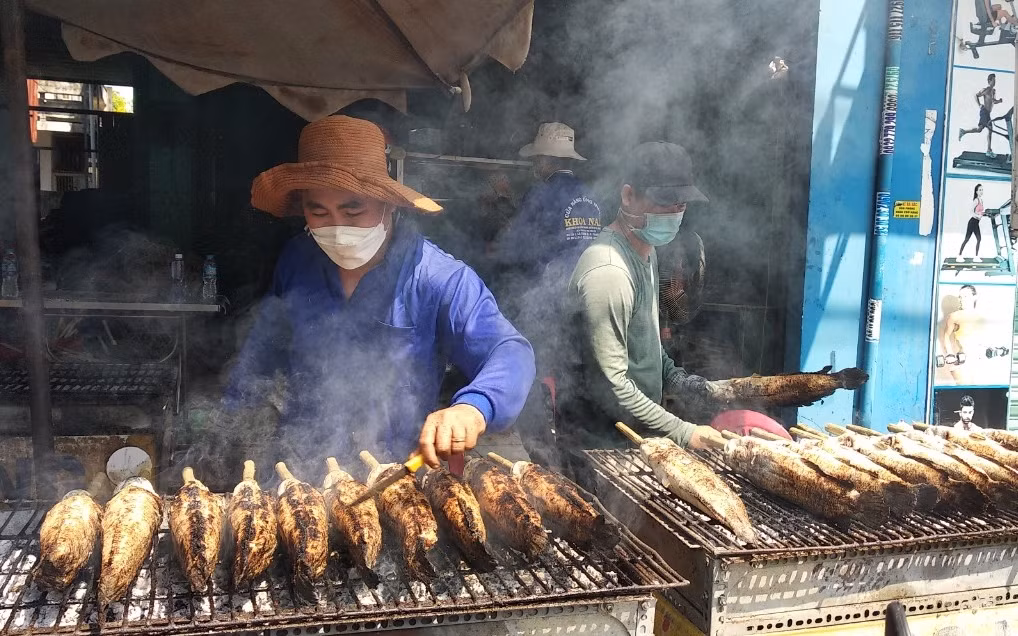 “Ngợp” khói, ngợp mùi cá lóc nướng ngày vía Thần Tài -0
