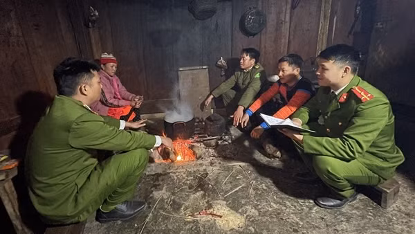 Trưởng Công an xã miền núi “4 cùng” với nhân dân ảnh 4