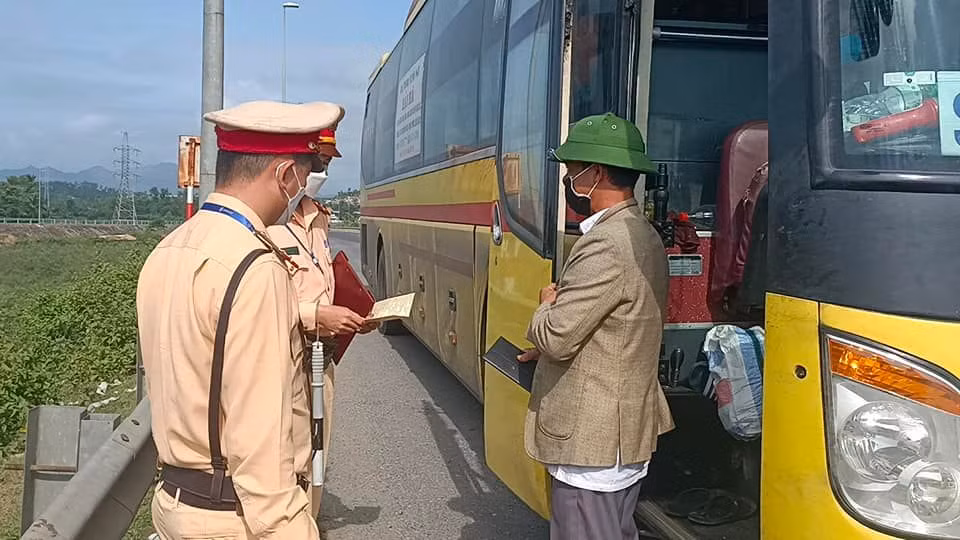 Xe khách nhồi nhét, xe tải cơi nới đua nhau vi phạm TTATGT khi qua cửa ô vào Đà Nẵng ngày đầu năm -0