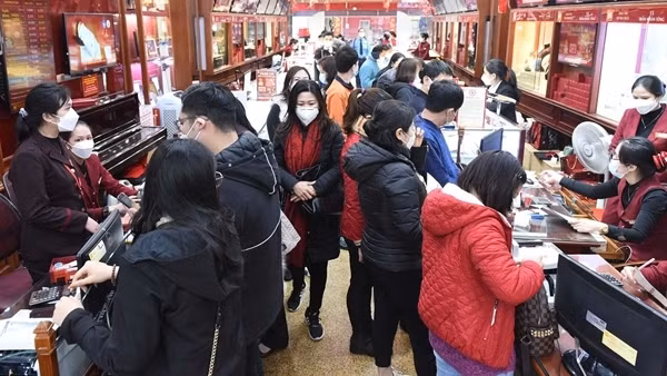 Tuyến phố ngợp mùi cá lóc nướng ngày vía Thần Tài ảnh 12
