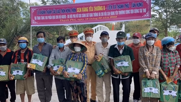 Hội phụ nữ Cục CSGT tặng cầu giao thông nông thôn ở Cà Mau