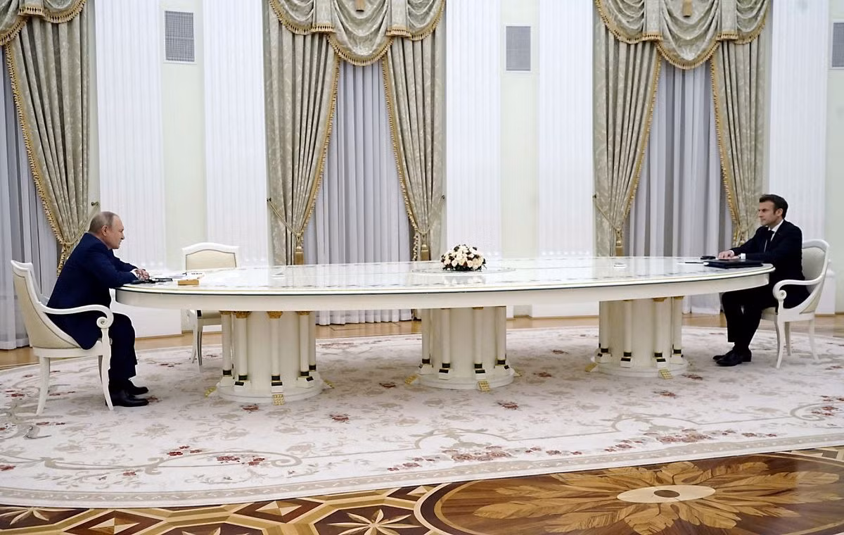 Bất ngờ với lý do ông Putin ngồi cách xa Tổng thống Pháp trong cuộc gặp mới nhất -0