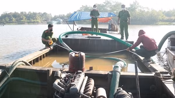 Truy quét "cát tặc" trên khu vực Tây Nam bộ ảnh 3