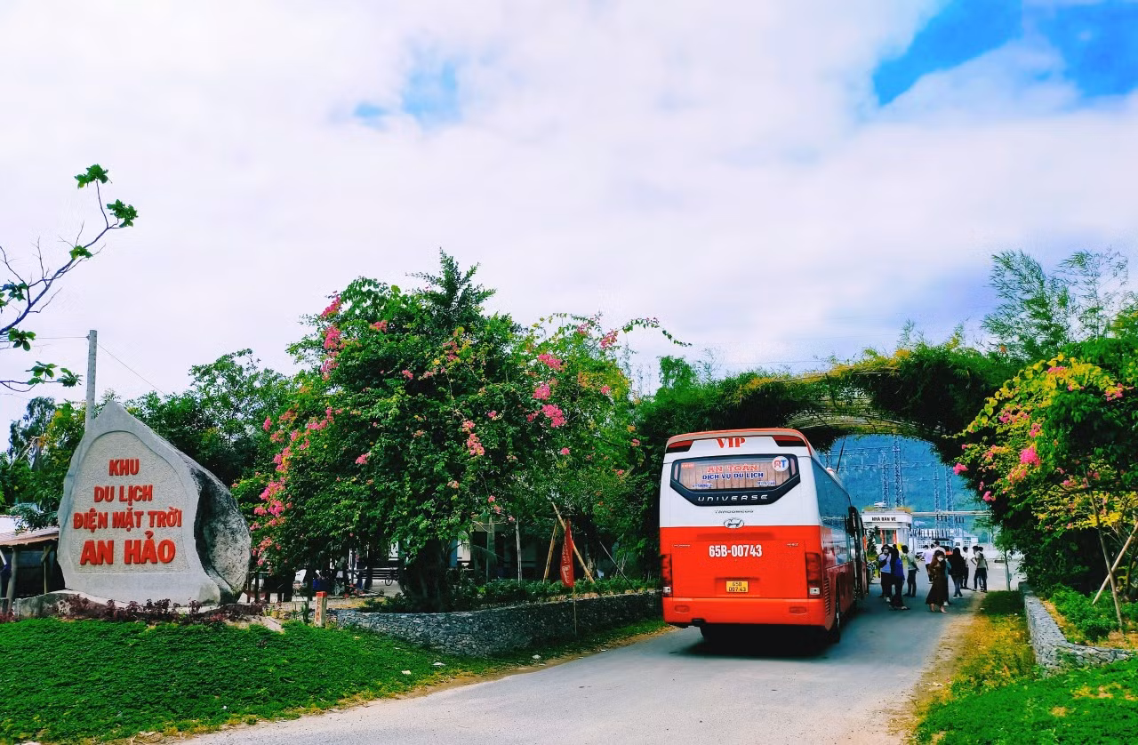 Khu du lịch sinh thái An Hảo sáng điện đón xuân -0