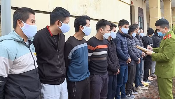 Ổ nhóm xóc đĩa có nhiều con bạc mang tiền án ảnh 4